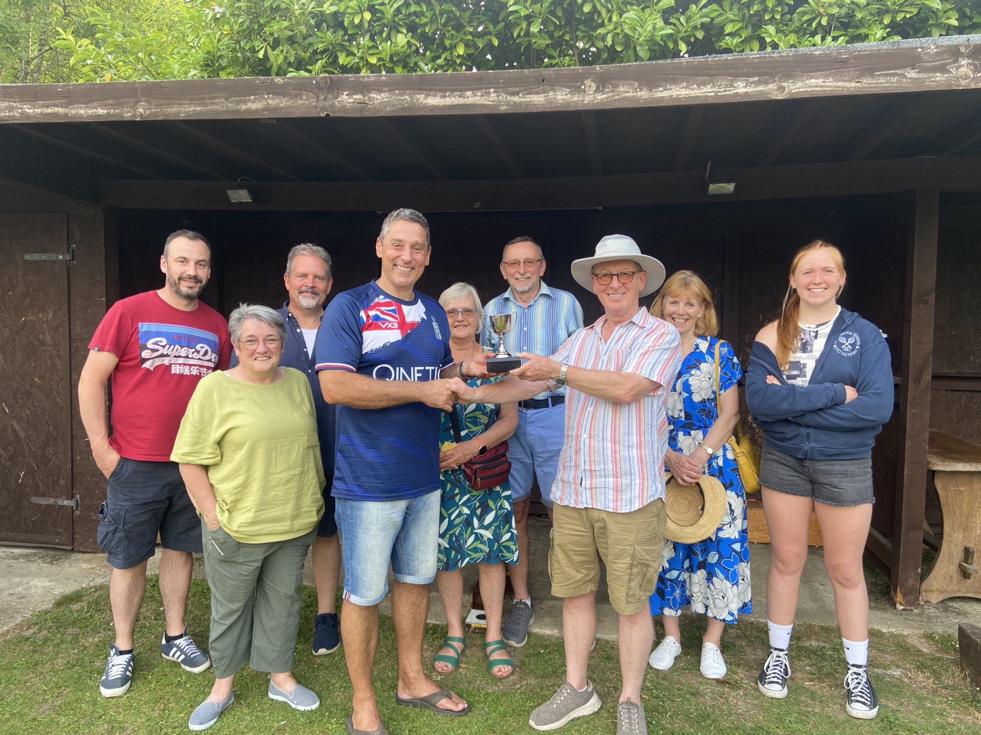 Matt Jury (pictured, in the blue T-shirt), Master of Ardea Lodge, presented the trophy to team captain Peter Sparrow.